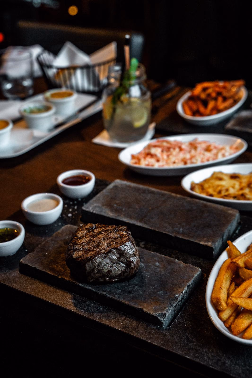 Steak auf heißem Stein mit Pommes bei Abacco’s Steakhouse Wien