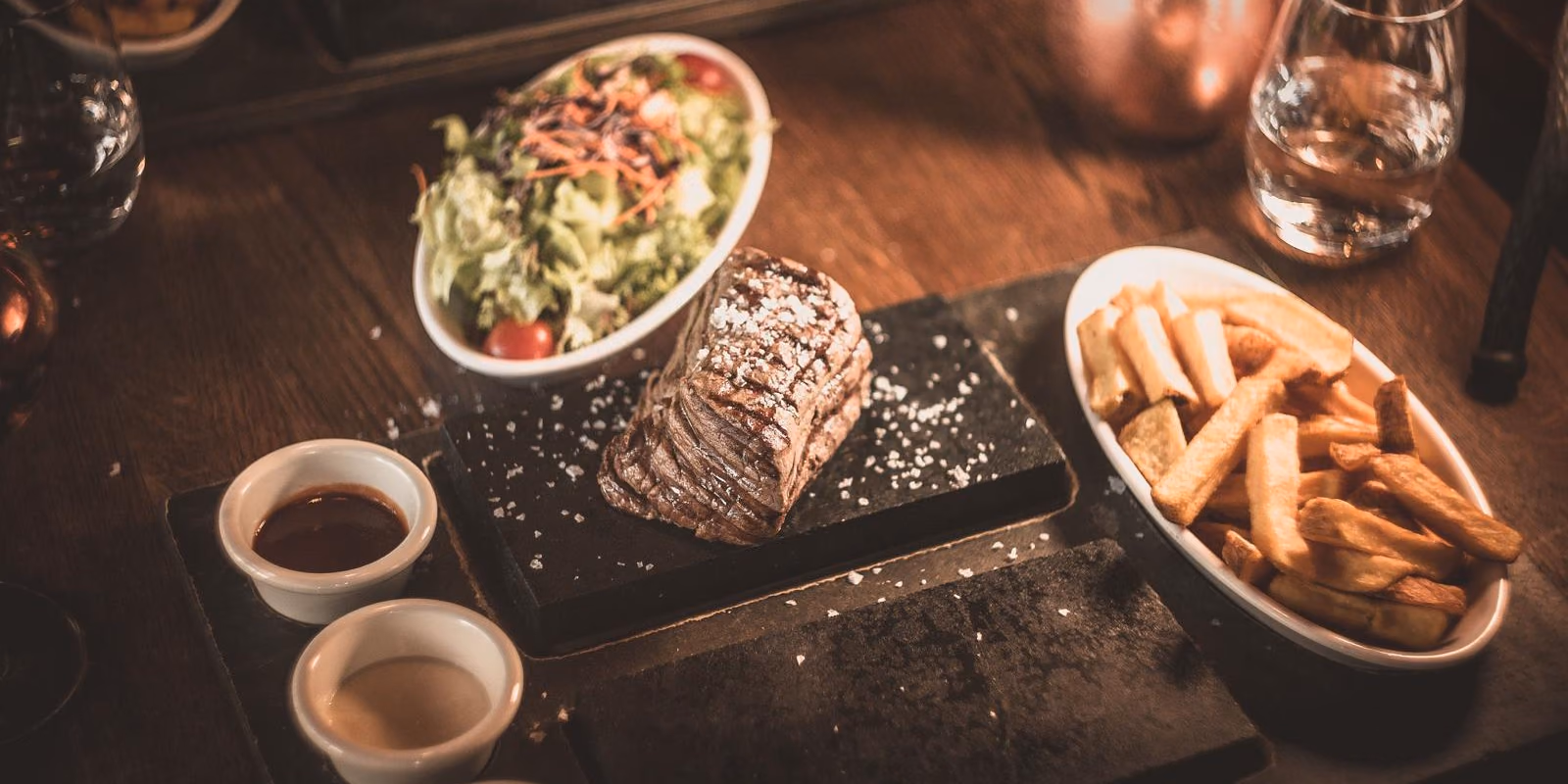 Steak auf heißem Stein mit Pommes und Salat bei Abacco’s Steakhouse Wien