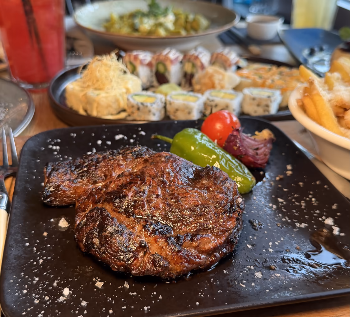 Gegrilltes Steak mit Röstkruste und Grillgemüse in der Augenweide Wien